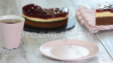 巧克力樱桃蛋糕切片，香草布丁在粉红色盘子，白色背景。